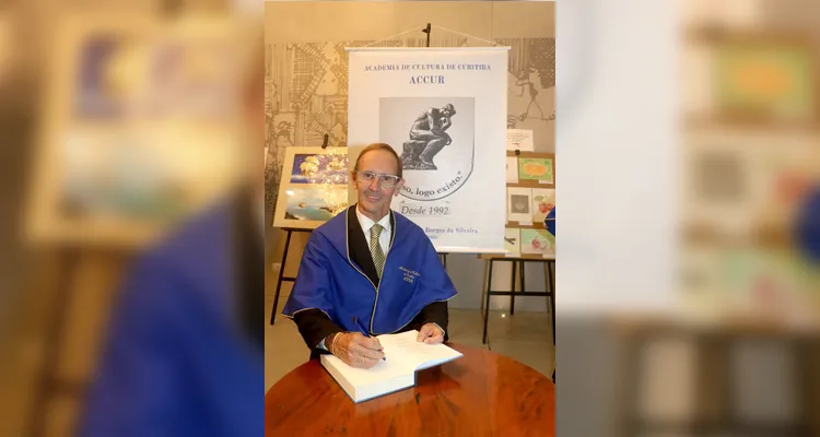 NIVER — O talentoso artista plástico Celso Parubocz celebrou recentemente mais um ano de vida, recebendo homenagens por sua trajetória marcada por sensibilidade, talento e criatividade. Que este novo ciclo seja repleto de inspiração e êxito em seus projetos. Da Coluna RC, votos de muitas alegrias e conquistas.