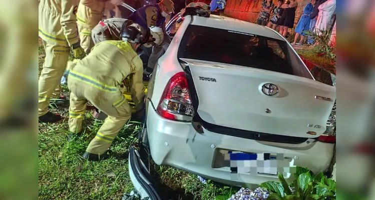 Condutor bate em motociclista, foge e colide contra muro em Ponta Grossa