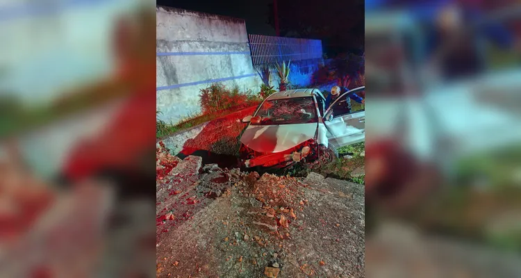 Condutor bate em motociclista, foge e colide contra muro em Ponta Grossa