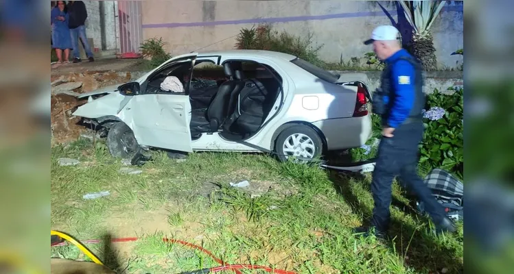 Condutor bate em motociclista, foge e colide contra muro em Ponta Grossa