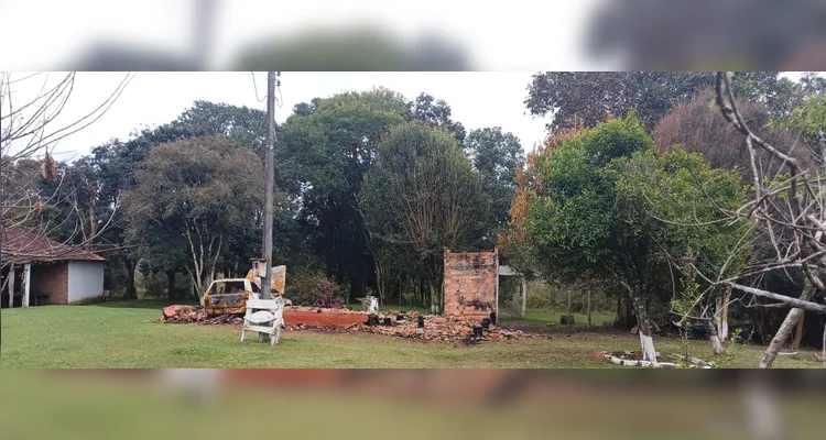 Jovem incendeia a própria casa e agride pai e irmã em Rebouças