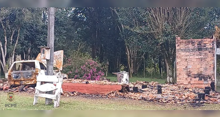 Jovem incendeia a própria casa e agride pai e irmã em Rebouças