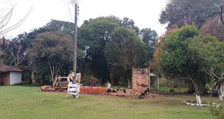 Jovem incendeia a própria casa e agride pai e irmã em Rebouças