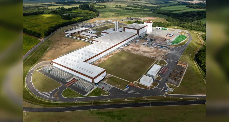 A nova unidade, que recebeu o nome de Ambev Vidros Paraná, é a primeira fábrica de garrafas de vidro do Estado e integra todas as etapas da produção cervejeira.