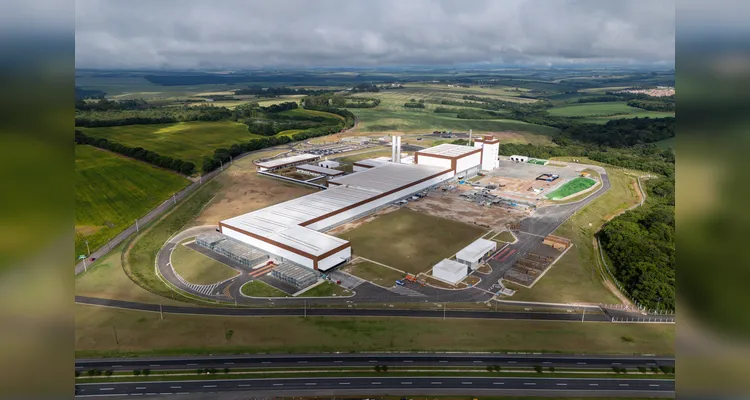 A nova unidade, que recebeu o nome de Ambev Vidros Paraná, é a primeira fábrica de garrafas de vidro do Estado e integra todas as etapas da produção cervejeira.