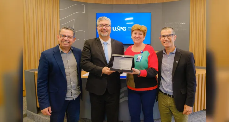 Delegado da Receita Federal Remy Deiab Junior recebe homenagem da UEPG