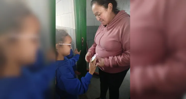 Momento da entrega do cartão às funcionárias.