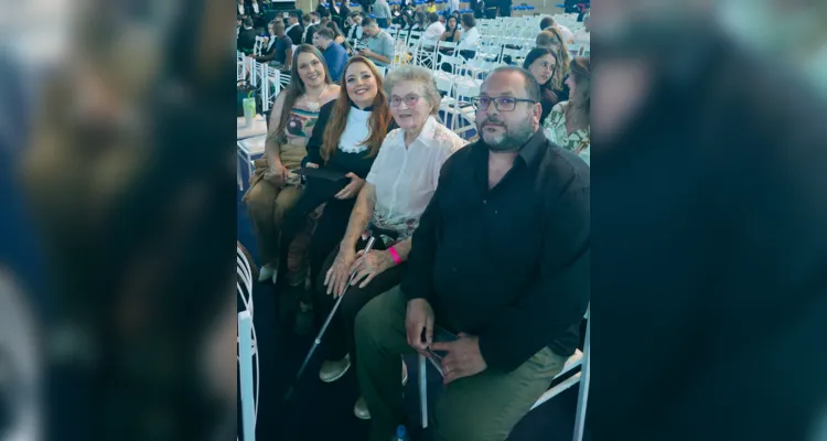 Ana em registro com a família