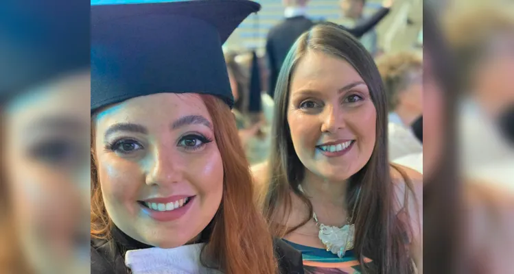 Ana em registro com a mãe