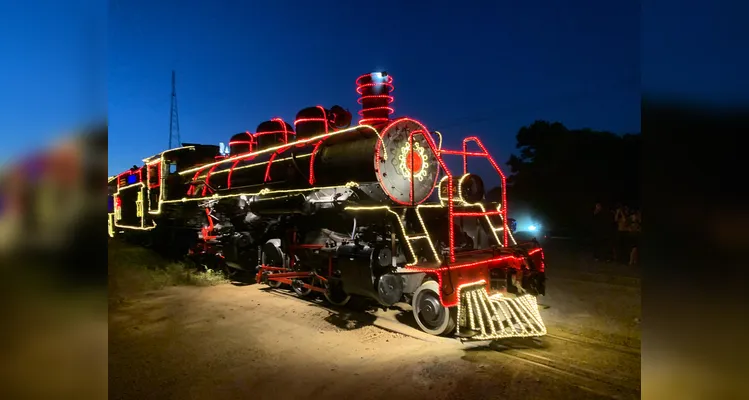 Veja fotos da passagem da 'Maria Fumaça Iluminada' em Ponta Grossa