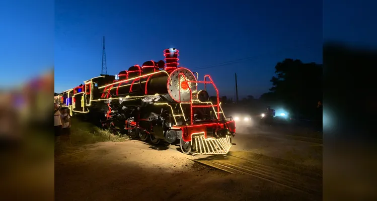 Veja fotos da passagem da 'Maria Fumaça Iluminada' em Ponta Grossa