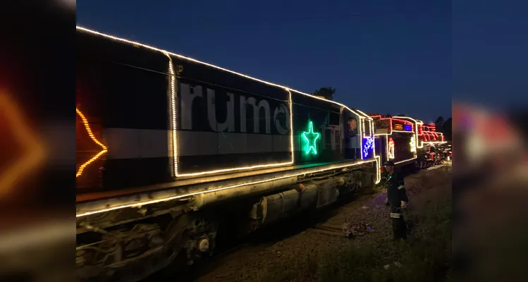 Passagem da 'Maria Fumaça Iluminada' encanta moradores de Ponta Grossa
