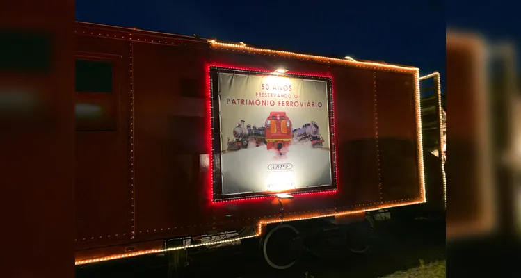 Veja fotos da passagem da 'Maria Fumaça Iluminada' em Ponta Grossa