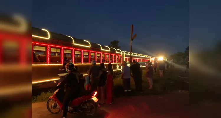 Passagem da 'Maria Fumaça Iluminada' encanta moradores de Ponta Grossa