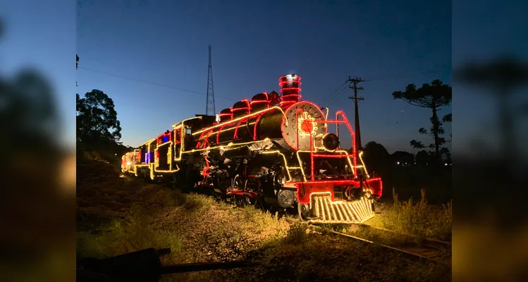 Passagem da 'Maria Fumaça Iluminada' encanta moradores de Ponta Grossa