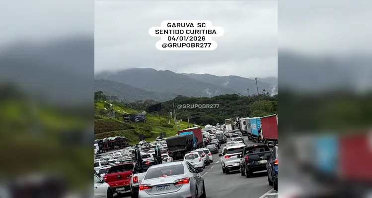 Fluxo intenso causa lentidão na BR-101 em Garuva no retorno do feriado