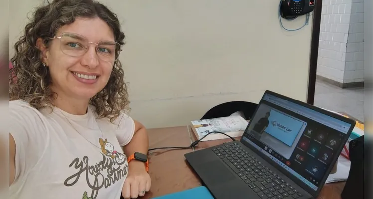 A formação ocorreu por meio da plataforma Google Meet, com transmissão a partir dos estúdios do Portal aRede. Mais de 15 educadores participaram do encontro.