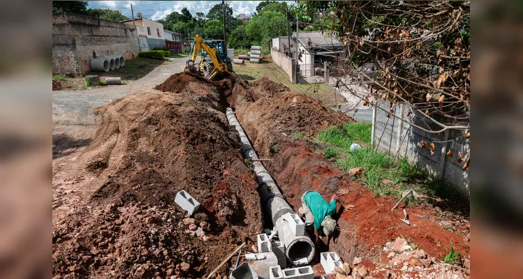 Obras de asfalto na rua Otto Ewy.