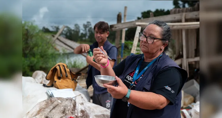 Agentes de saúde vistoriam terrenos com foco de larvas do mosquito da dengue