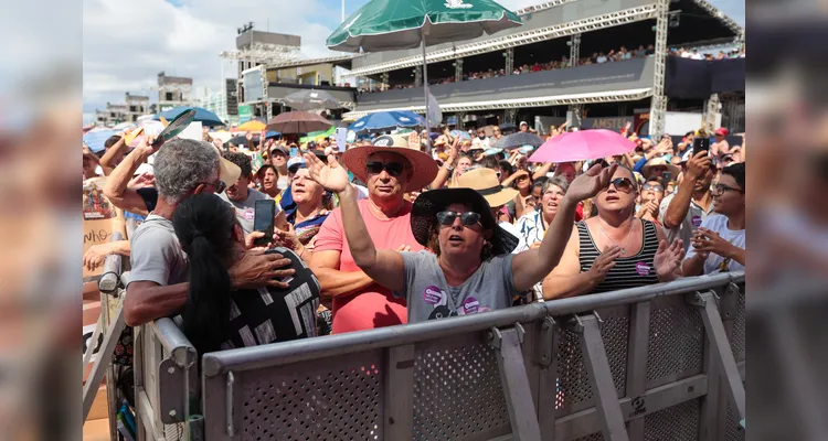 O tempo ajudou e o público pode acompanhar a missa e as canções de Manzotti, que é sucesso em todo Brasil e nas redes sociais.