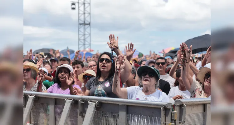 O tempo ajudou e o público pode acompanhar a missa e as canções de Manzotti, que é sucesso em todo Brasil e nas redes sociais.