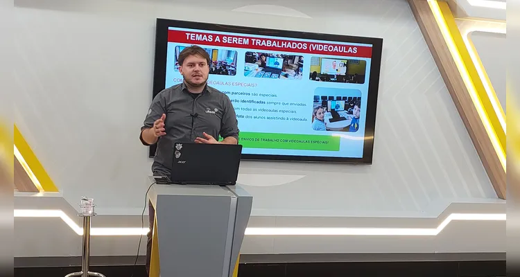 A formação tem o objetivo de preparar os educadores para o desenvolvimento das atividades com os alunos.