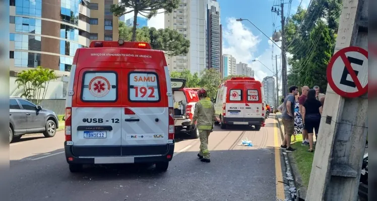 Apagou no volante: motorista desmaia, sobe na calçada e atropela casal