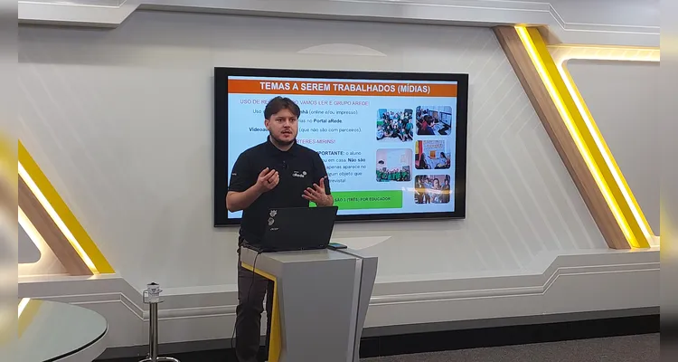 A formação ocorreu por meio da plataforma Google Meet, com transmissão a partir dos estúdios do Portal aRede. Mais de 15 educadores participaram do encontro.