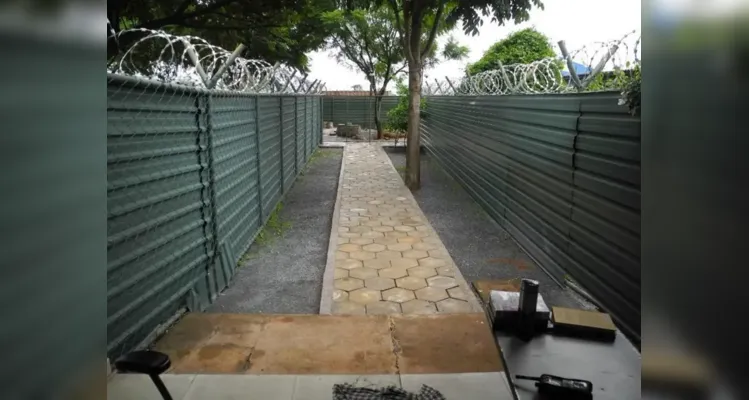 Área externa da cela de Bolsonaro, com varanda e espaço privativo ao ar livre