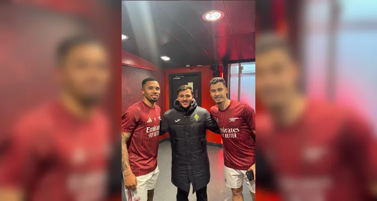Victor registrou seu trabalho contra o Arsenal tirando fotos com Gabriel Jesus e Gabriel Martinelli