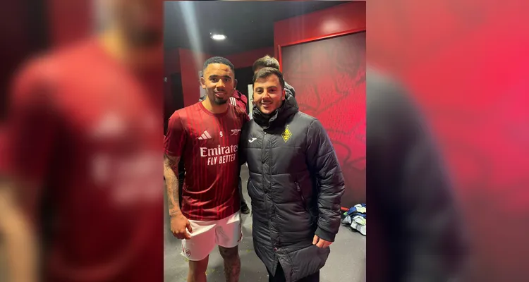 Victor registrou seu trabalho contra o Arsenal tirando fotos com Gabriel Jesus e Gabriel Martinelli