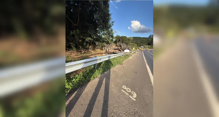 Caminhoneiro morre após saída de pista e tombamento na BR-376, em Tibagi