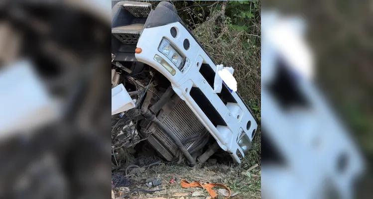 Caminhoneiro morre após saída de pista e tombamento na BR-376, em Tibagi