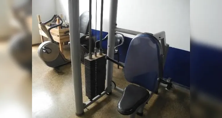 Aparelhos de musculação disponíveis na área comum da Papudinha