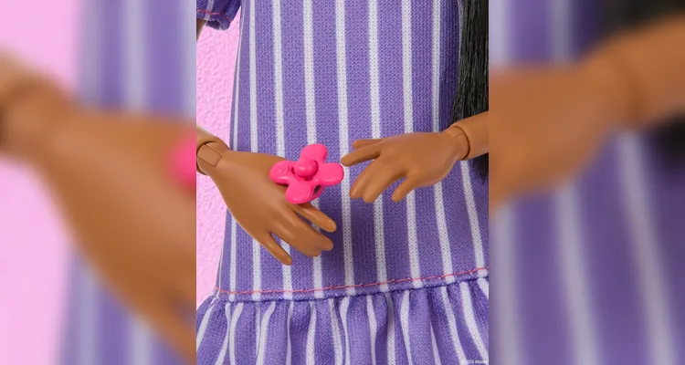 Barbie segurando um fidget spinner