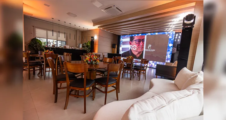 A estrutura de som, luz e mídia da Xuxa Som e Luz garantiu impacto visual, conforto e atmosfera envolvente, enquanto o set do DJ Maurício Cury conduziu o ritmo do evento com sensibilidade, energia e leitura perfeita do público.