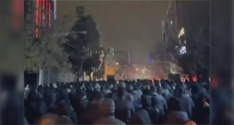 "Enquanto os mulás não estiverem em caixões, esta pátria não será nossa pátria" - Manifestantes gritam em protesto antigovernamental em Teerã