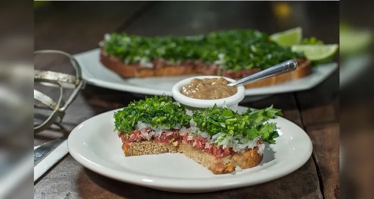 O local tem um cardápio com muitas opções de 'comidas de boteco'