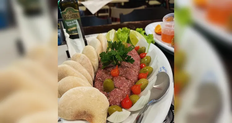 O local tem um cardápio com muitas opções de 'comidas de boteco'