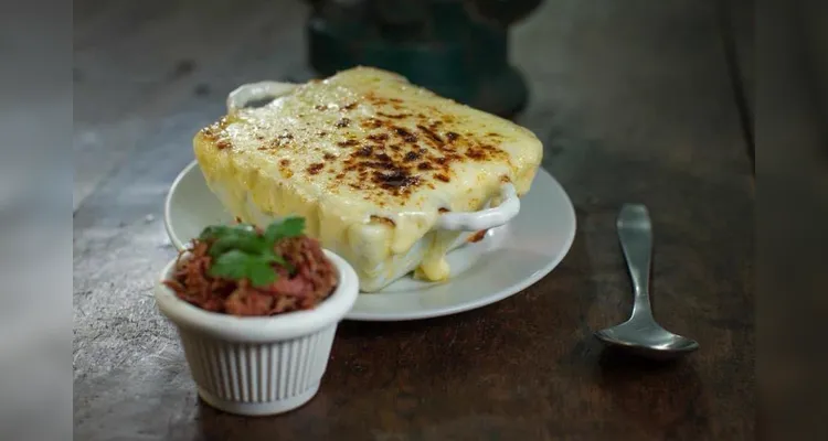 O local tem um cardápio com muitas opções de 'comidas de boteco'