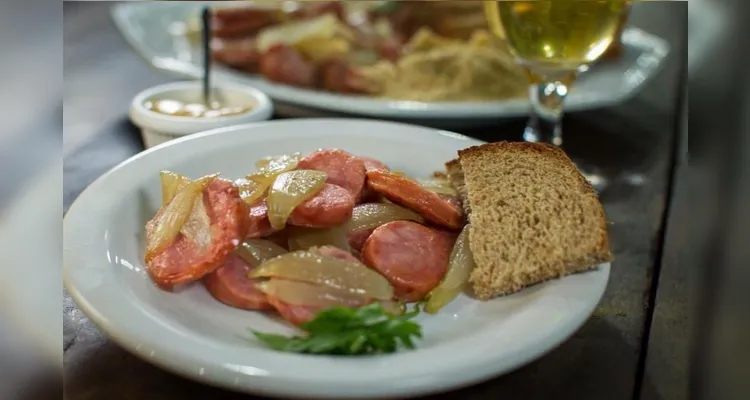 O local tem um cardápio com muitas opções de 'comidas de boteco'