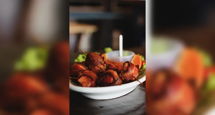 O local tem um cardápio com muitas opções de 'comidas de boteco'