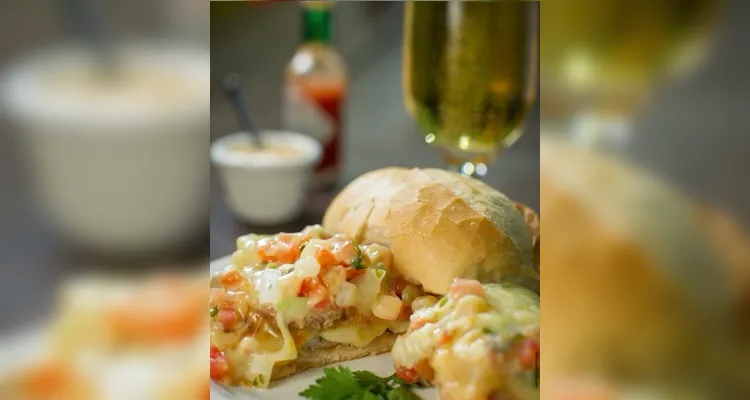 O local tem um cardápio com muitas opções de 'comidas de boteco'