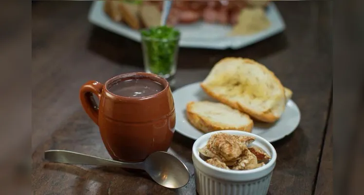 O local tem um cardápio com muitas opções de 'comidas de boteco'