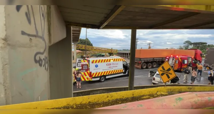 Grave acidente causa lentidão no trânsito na 'Souza Naves' em Ponta Grossa