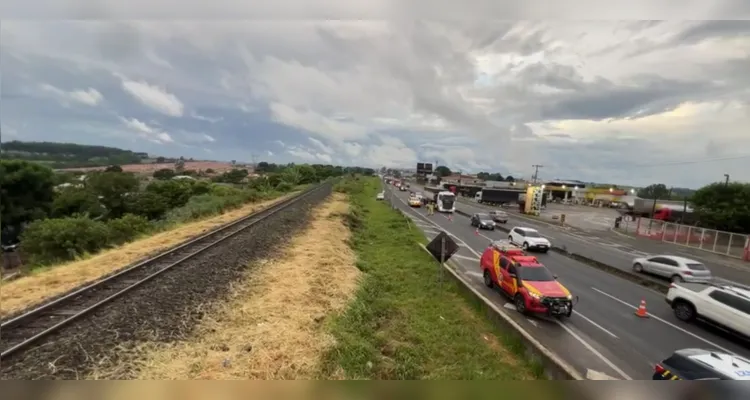 Grave acidente causa lentidão no trânsito na 'Souza Naves' em Ponta Grossa