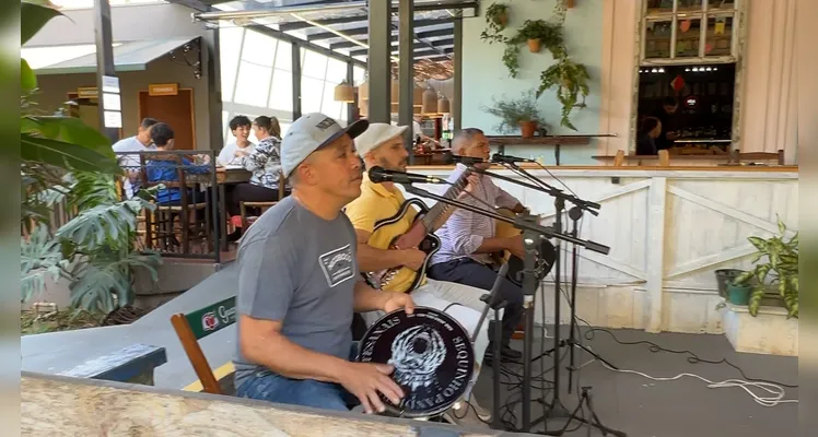 A Casa da Vó tem um ambiente aconchegante, com música no fim de semana