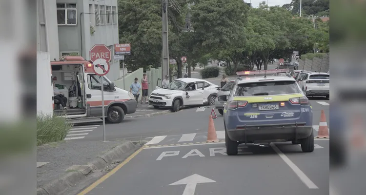 Confira imagens do momento em que idosa é retirada de carro capotado em PG