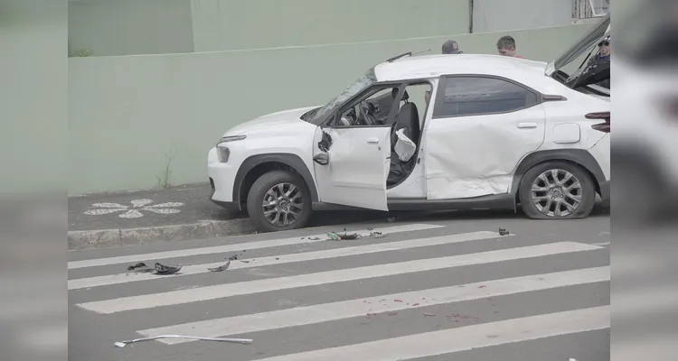Confira imagens do momento em que idosa é retirada de carro capotado em PG
