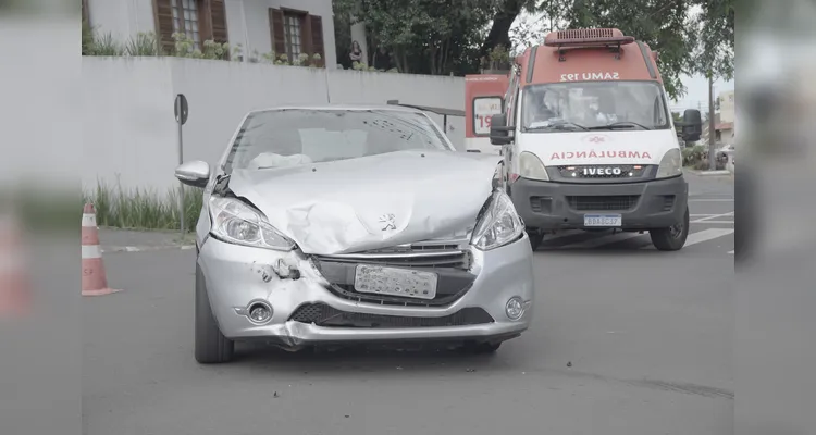Confira imagens do momento em que idosa é retirada de carro capotado em PG
